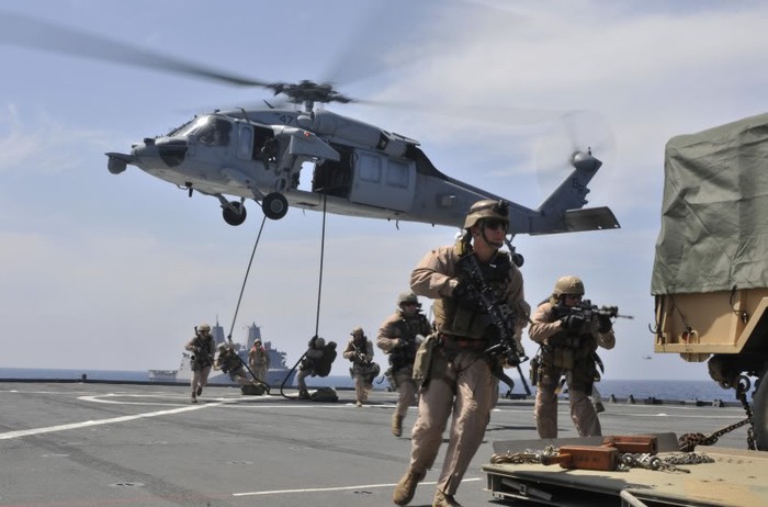 Quân đội Mỹ diễn tập đổ bộ lên tàu bằng trực thăng.